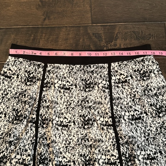 ❤️3/$30 Ann Taylor Black and White Skirt - Picture 5 of 8